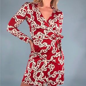 Classic DVF silk wrap dress with chain link pattern.

Size: Small